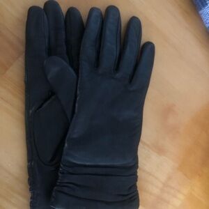 Elegant Women’s Black Leather Gloves